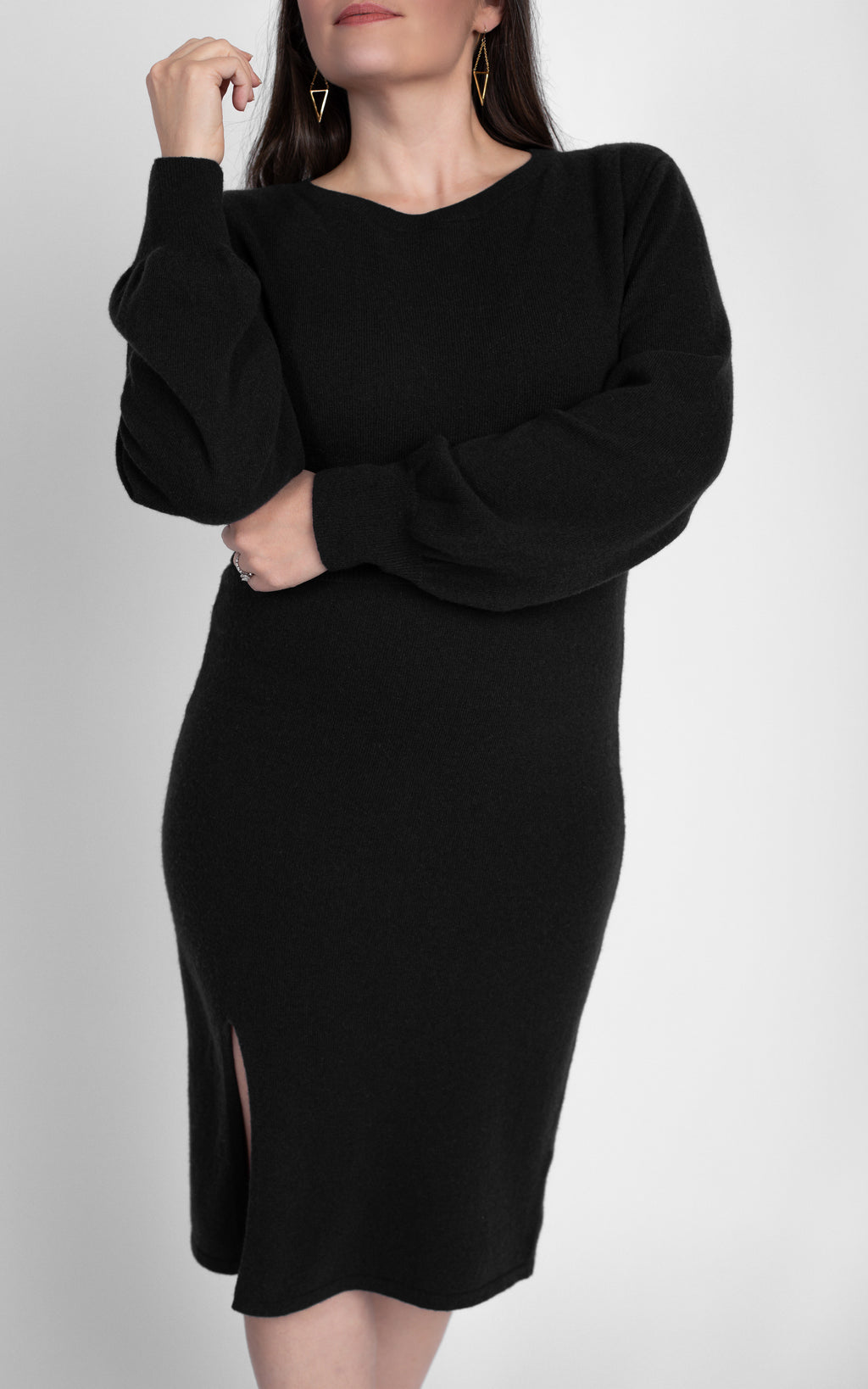 Hone luxury black cashmere nursing dress featuring architectural knit silhouette and discreet breastfeeding access. Made from hormone-safe, Italian-milled natural fibers for the high-performing professional mother.